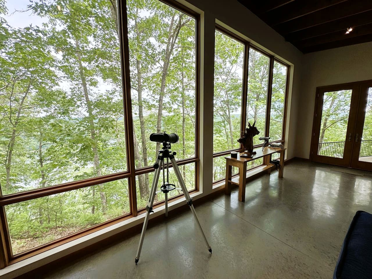 Gorgeous and Secluded Cabin with Lakefront Views and a Rooftop Terrace, Perfect for a Peaceful Weekend Away