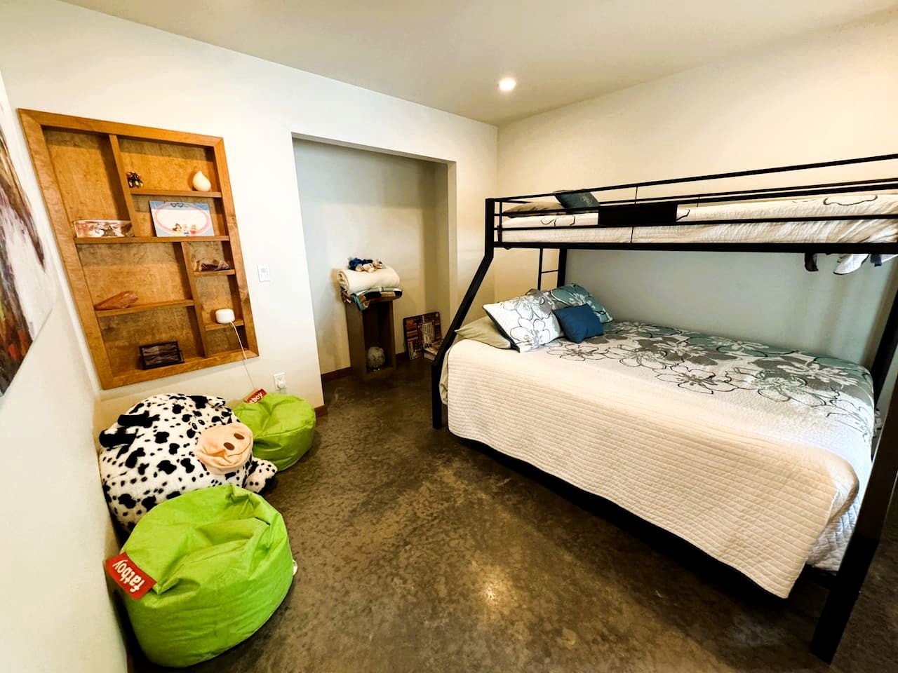 Gorgeous and Secluded Cabin with Lakefront Views and a Rooftop Terrace, Perfect for a Peaceful Weekend Away