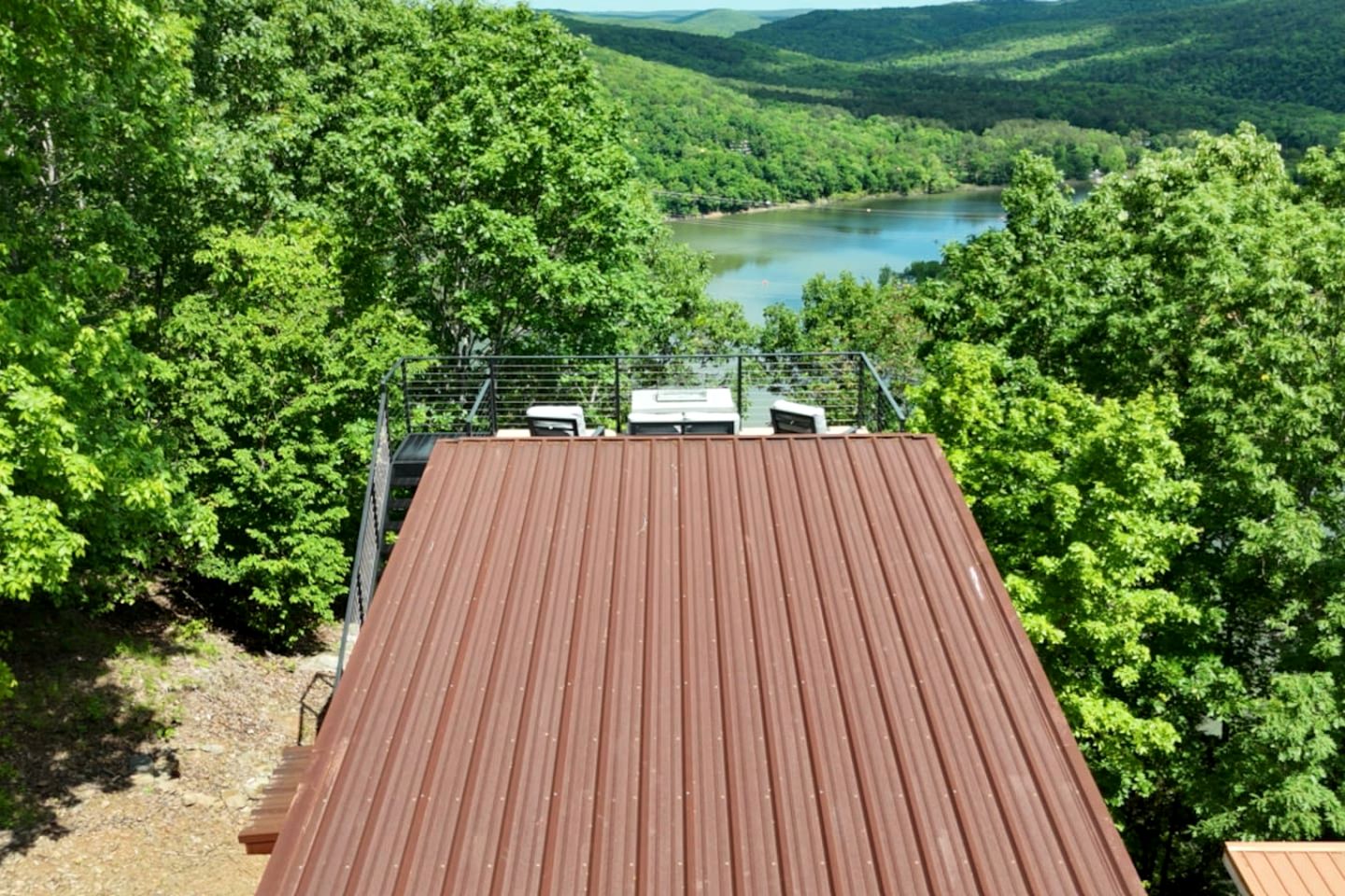 Gorgeous and Secluded Cabin with Lakefront Views and a Rooftop Terrace, Perfect for a Peaceful Weekend Away