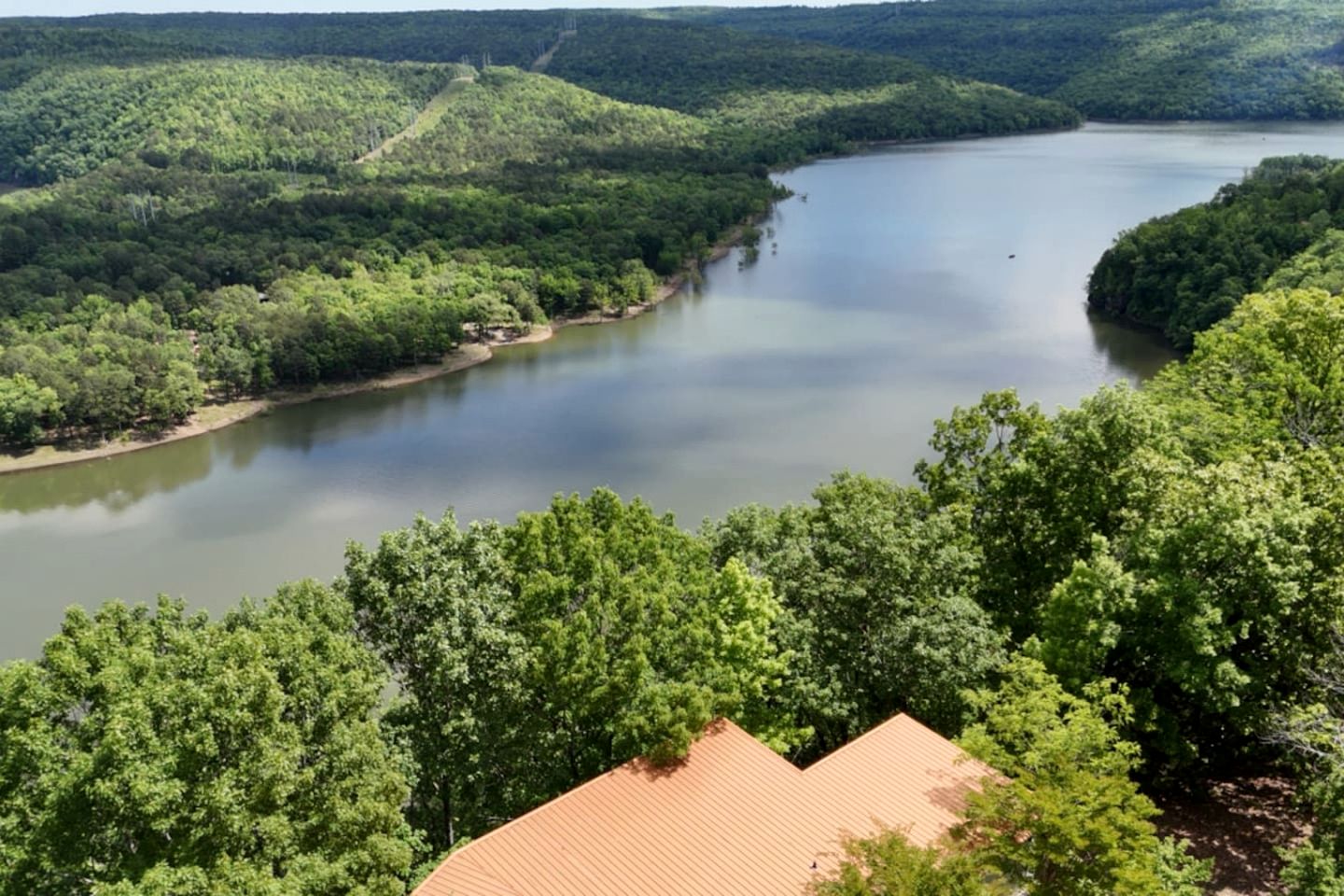 Gorgeous and Secluded Cabin with Lakefront Views and a Rooftop Terrace, Perfect for a Peaceful Weekend Away
