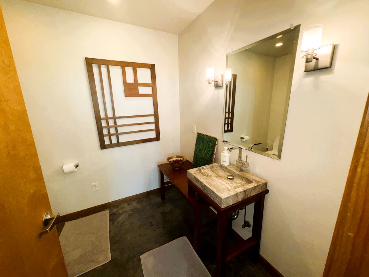 Gorgeous and Secluded Cabin with Lakefront Views and a Rooftop Terrace, Perfect for a Peaceful Weekend Away