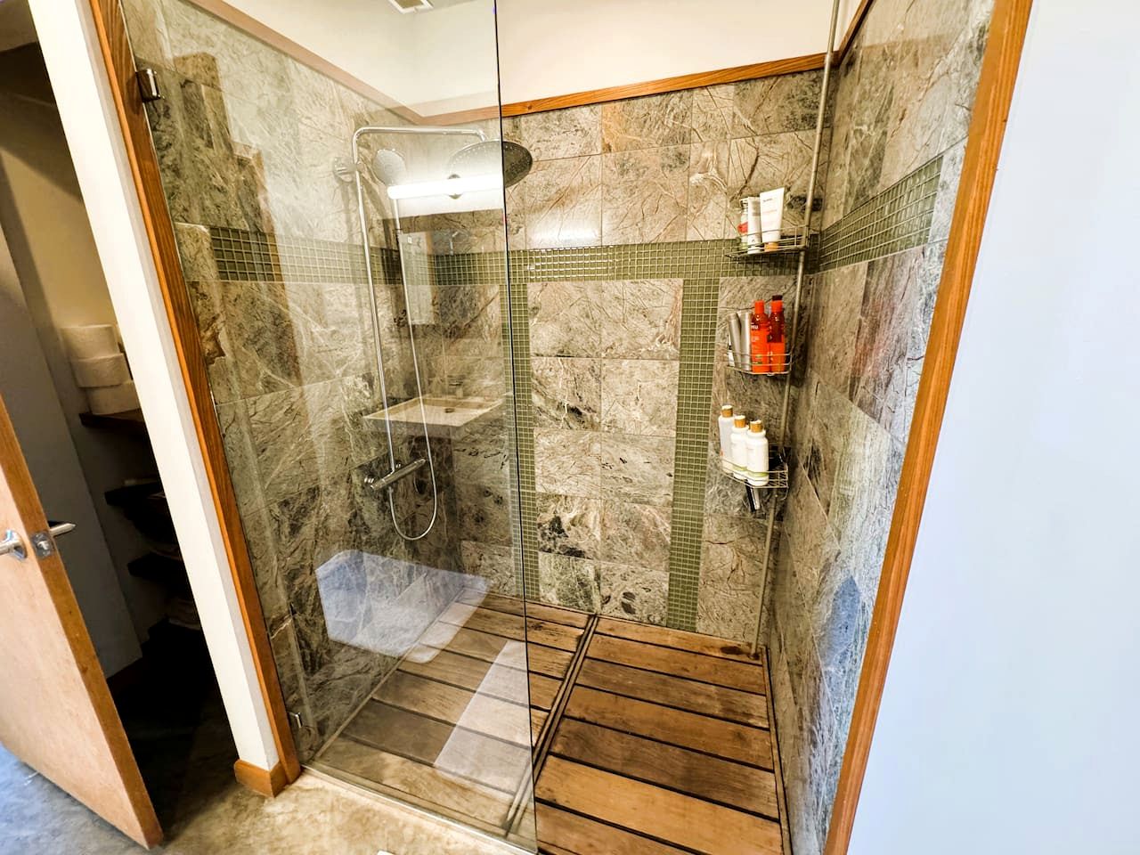 Gorgeous and Secluded Cabin with Lakefront Views and a Rooftop Terrace, Perfect for a Peaceful Weekend Away