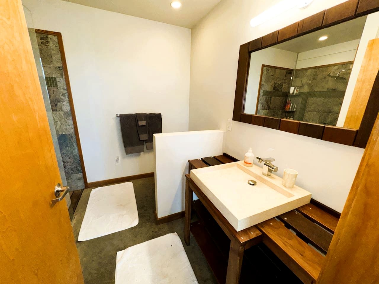 Gorgeous and Secluded Cabin with Lakefront Views and a Rooftop Terrace, Perfect for a Peaceful Weekend Away