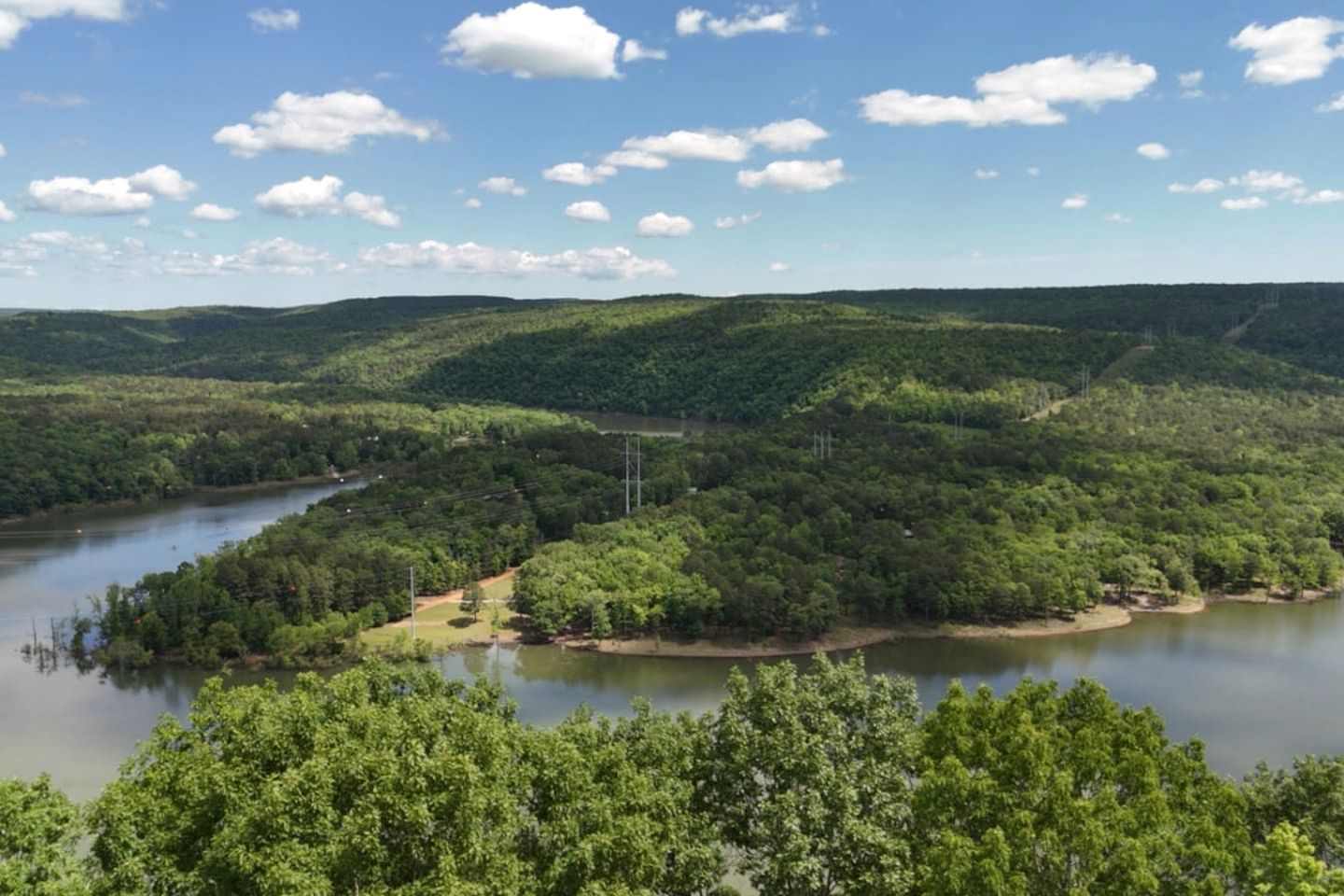 Gorgeous and Secluded Cabin with Lakefront Views and a Rooftop Terrace, Perfect for a Peaceful Weekend Away