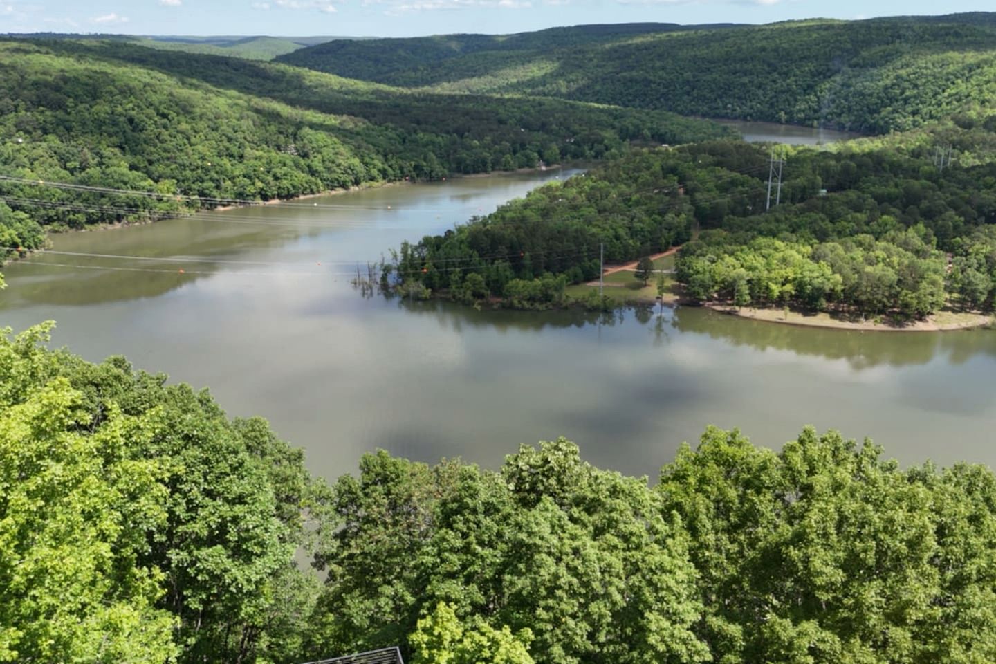 Gorgeous and Secluded Cabin with Lakefront Views and a Rooftop Terrace, Perfect for a Peaceful Weekend Away