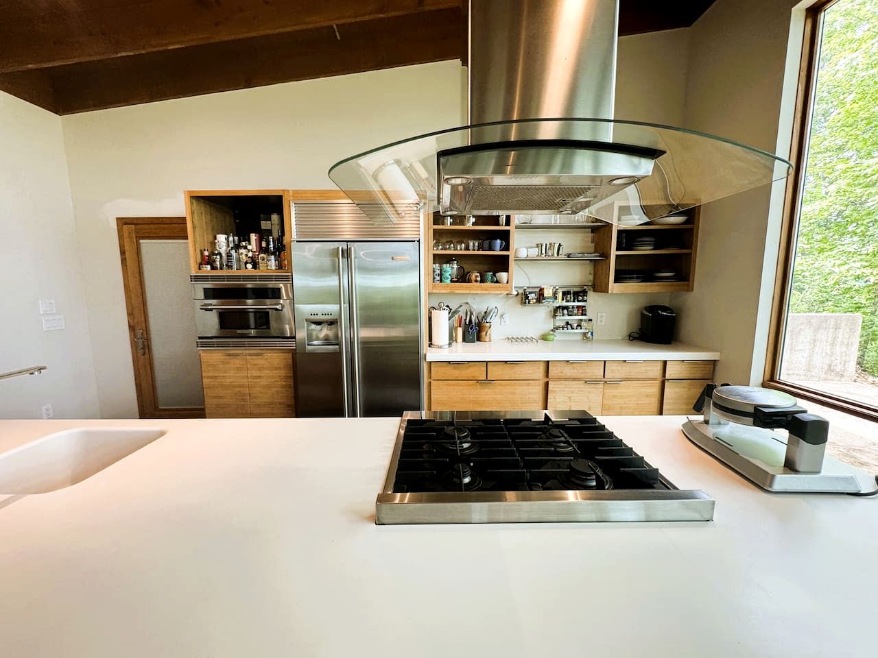 Gorgeous and Secluded Cabin with Lakefront Views and a Rooftop Terrace, Perfect for a Peaceful Weekend Away