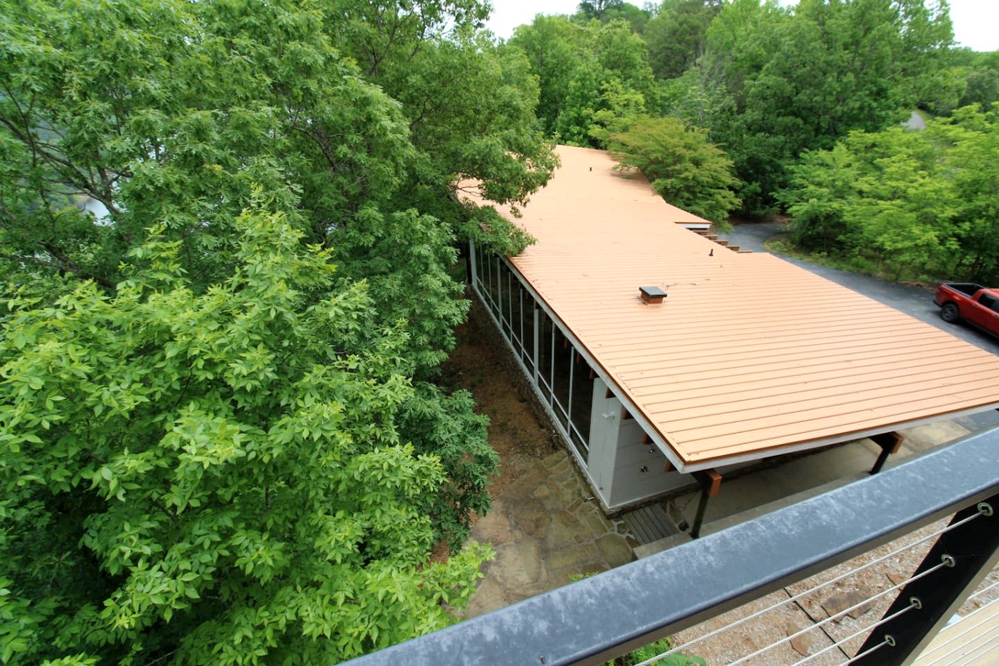 Gorgeous and Secluded Cabin with Lakefront Views and a Rooftop Terrace, Perfect for a Peaceful Weekend Away