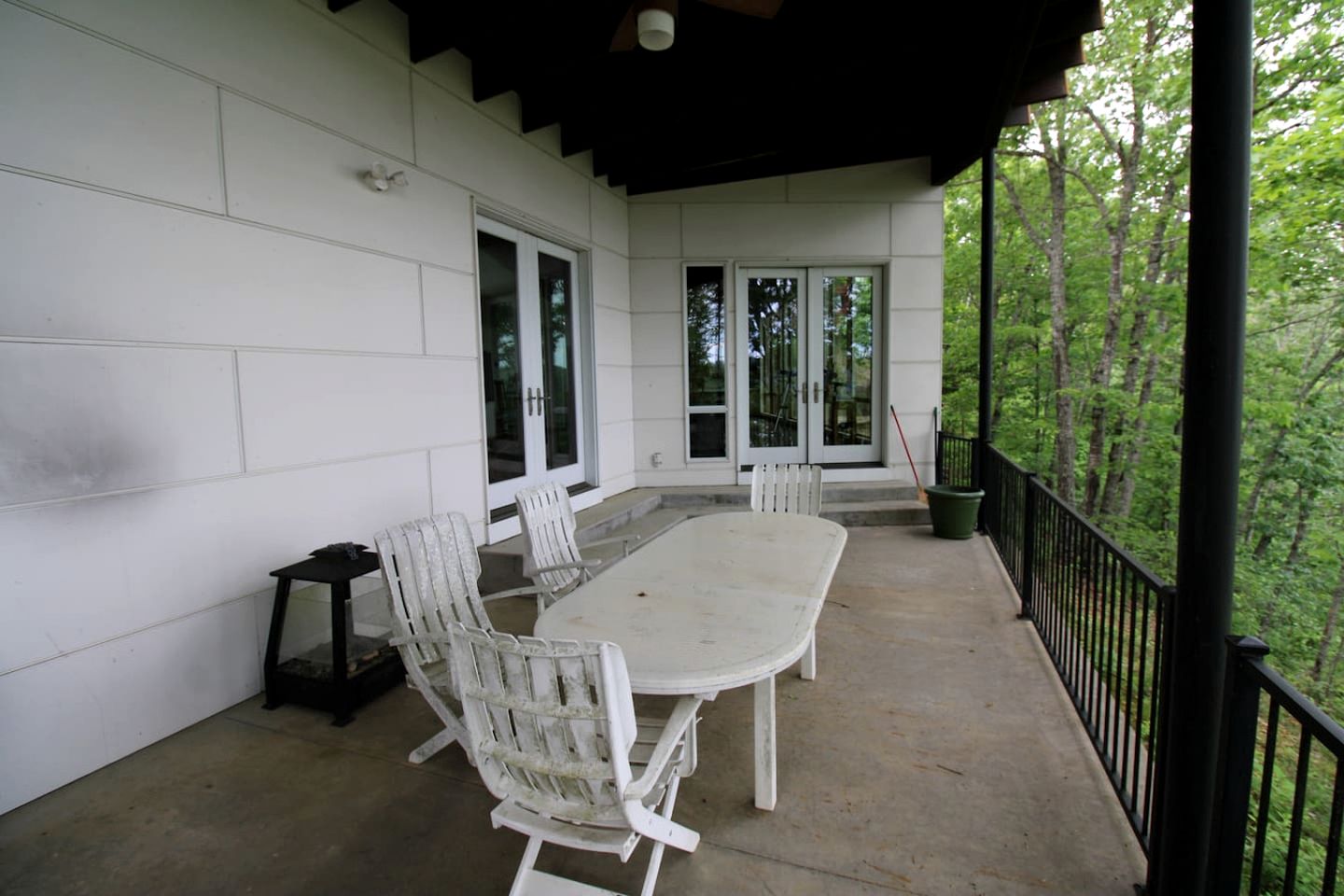 Gorgeous and Secluded Cabin with Lakefront Views and a Rooftop Terrace, Perfect for a Peaceful Weekend Away