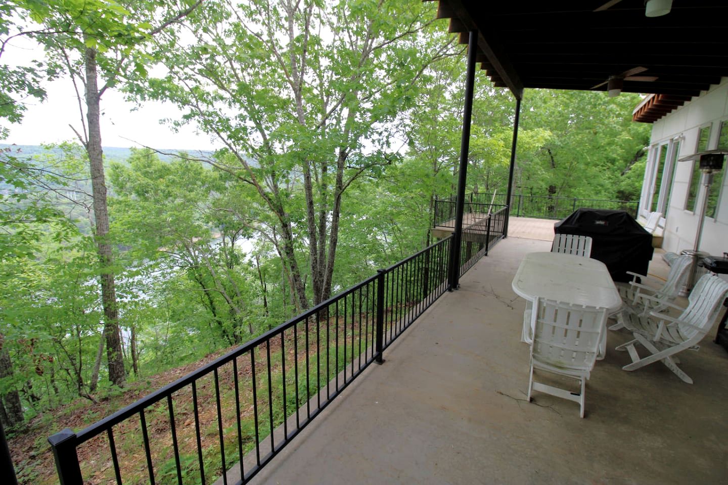 Gorgeous and Secluded Cabin with Lakefront Views and a Rooftop Terrace, Perfect for a Peaceful Weekend Away
