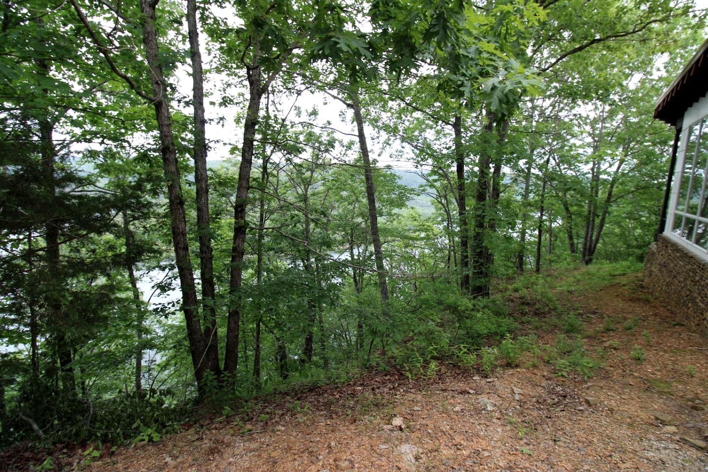 Gorgeous and Secluded Cabin with Lakefront Views and a Rooftop Terrace, Perfect for a Peaceful Weekend Away