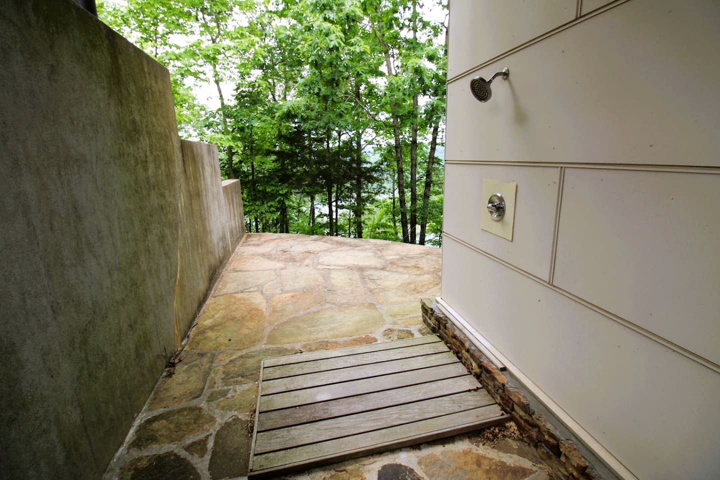 Gorgeous and Secluded Cabin with Lakefront Views and a Rooftop Terrace, Perfect for a Peaceful Weekend Away