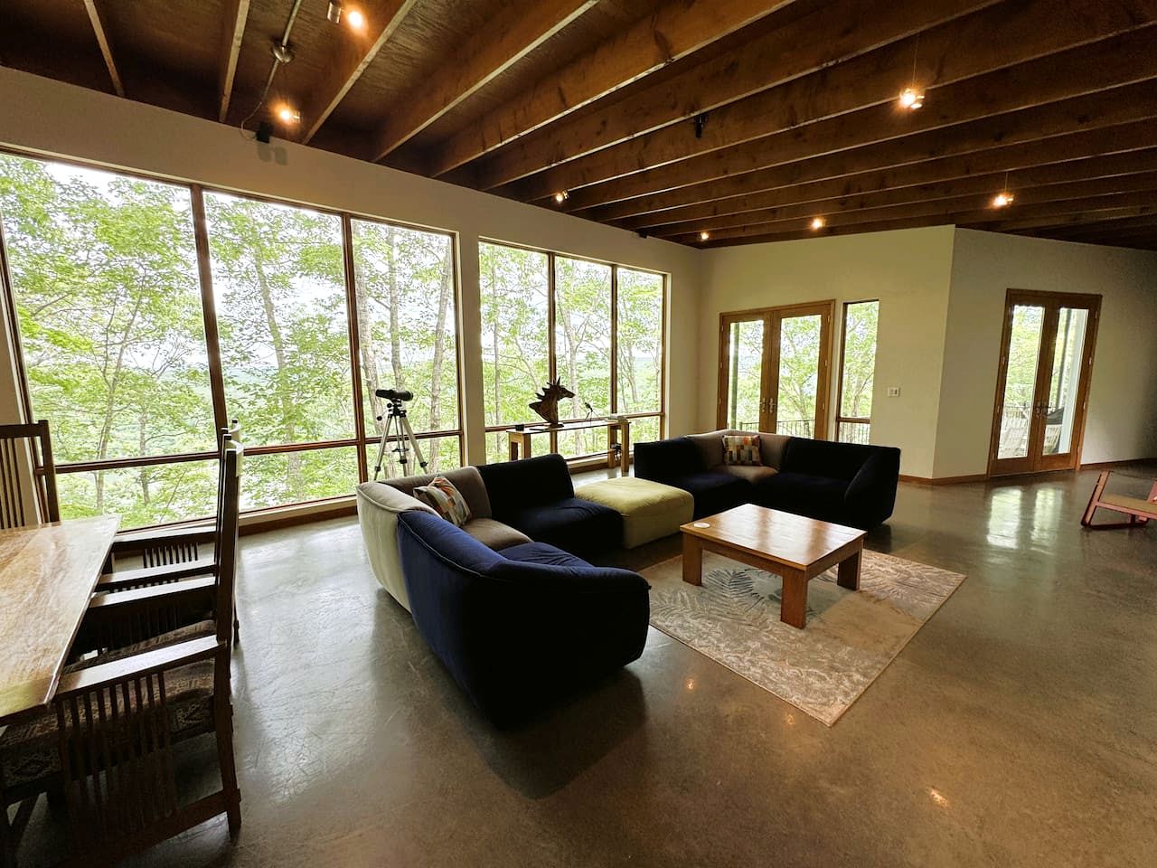 Gorgeous and Secluded Cabin with Lakefront Views and a Rooftop Terrace, Perfect for a Peaceful Weekend Away