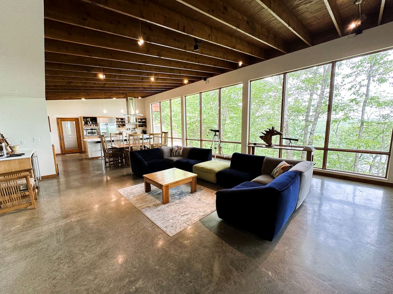 Gorgeous and Secluded Cabin with Lakefront Views and a Rooftop Terrace, Perfect for a Peaceful Weekend Away