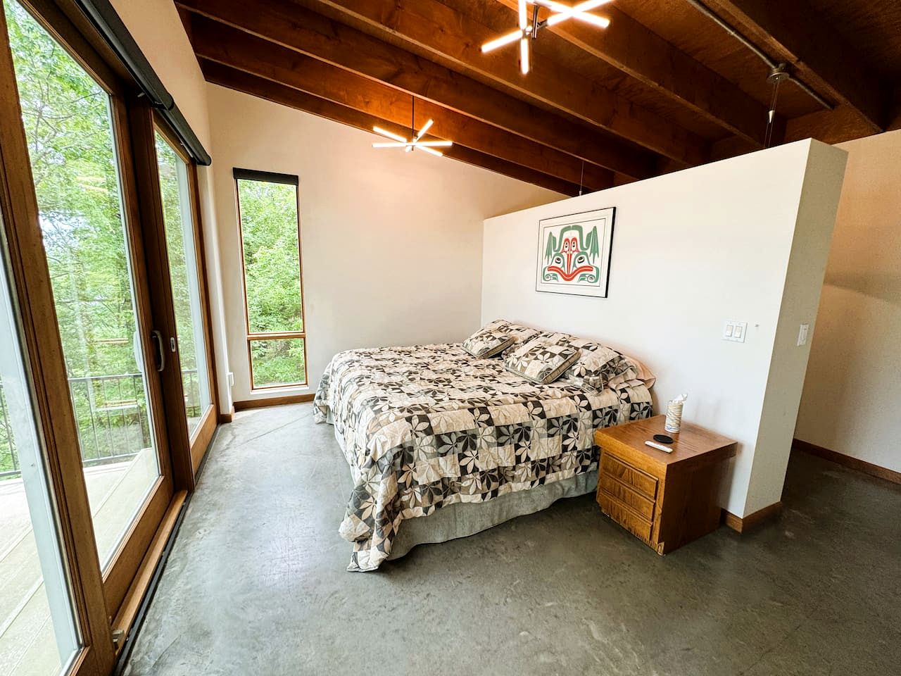 Gorgeous and Secluded Cabin with Lakefront Views and a Rooftop Terrace, Perfect for a Peaceful Weekend Away