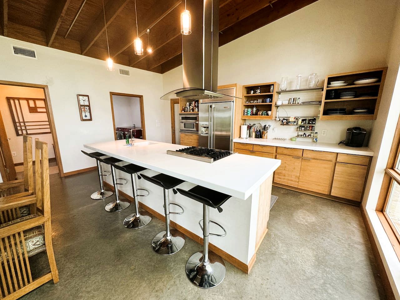 Gorgeous and Secluded Cabin with Lakefront Views and a Rooftop Terrace, Perfect for a Peaceful Weekend Away