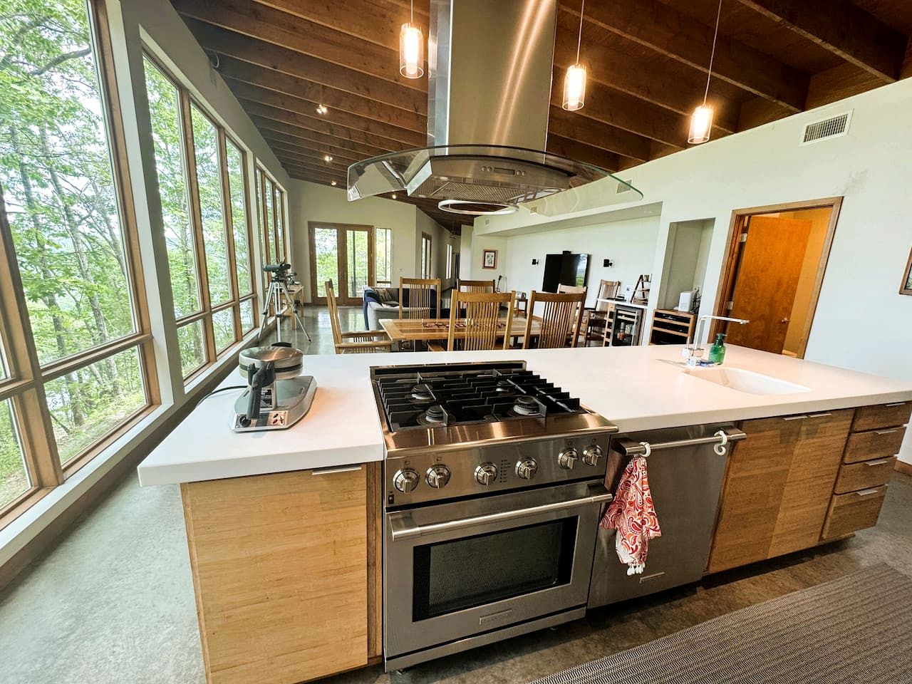 Gorgeous and Secluded Cabin with Lakefront Views and a Rooftop Terrace, Perfect for a Peaceful Weekend Away