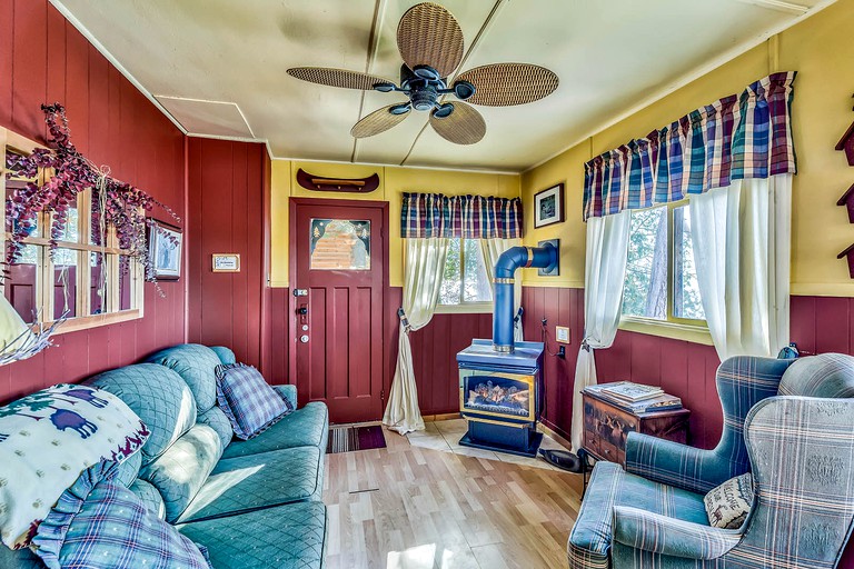 Cottage Rental On The Shores Of Golden Lake Ontario