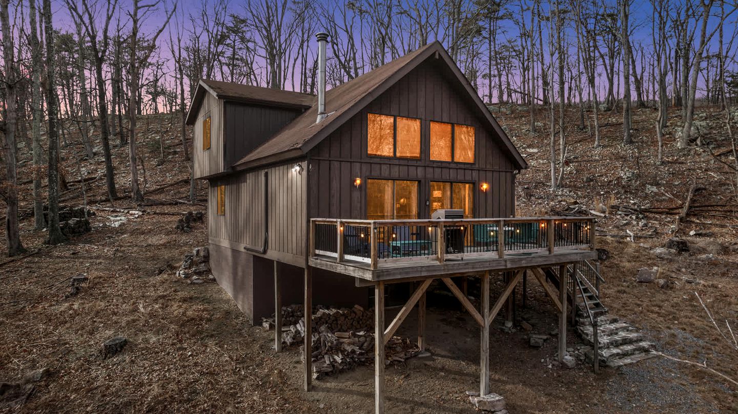 Tranquil Cabin in Berkeley Springs State Park with Wood Burning Stove, Fire Pit, Grill, and a Hammock for the Ultimate Relaxing Getaway