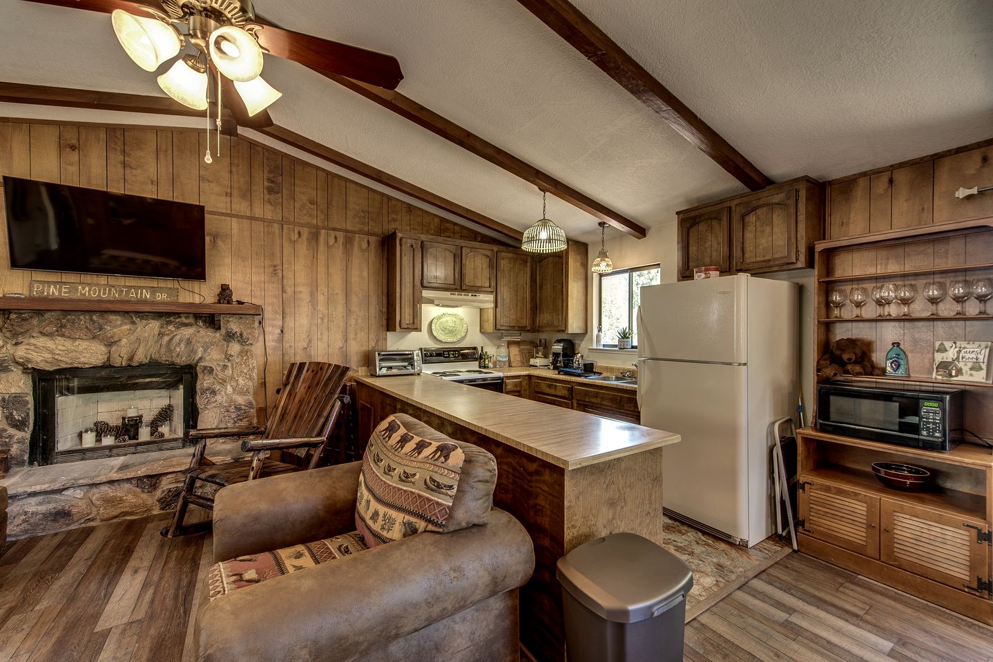 Pet-Perfect Pine Mountain Lake: Explore Beaches from Your Pet-Friendly Rental