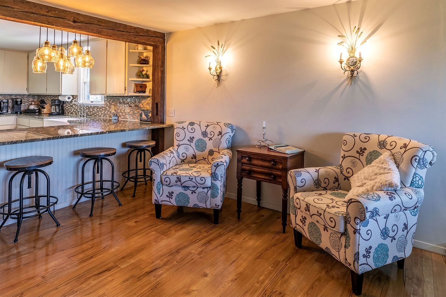 Peaceful and Serene Farmstead Retreat with Horseback Riding in Stockton, Illinois, Perfect for a Family Getaway