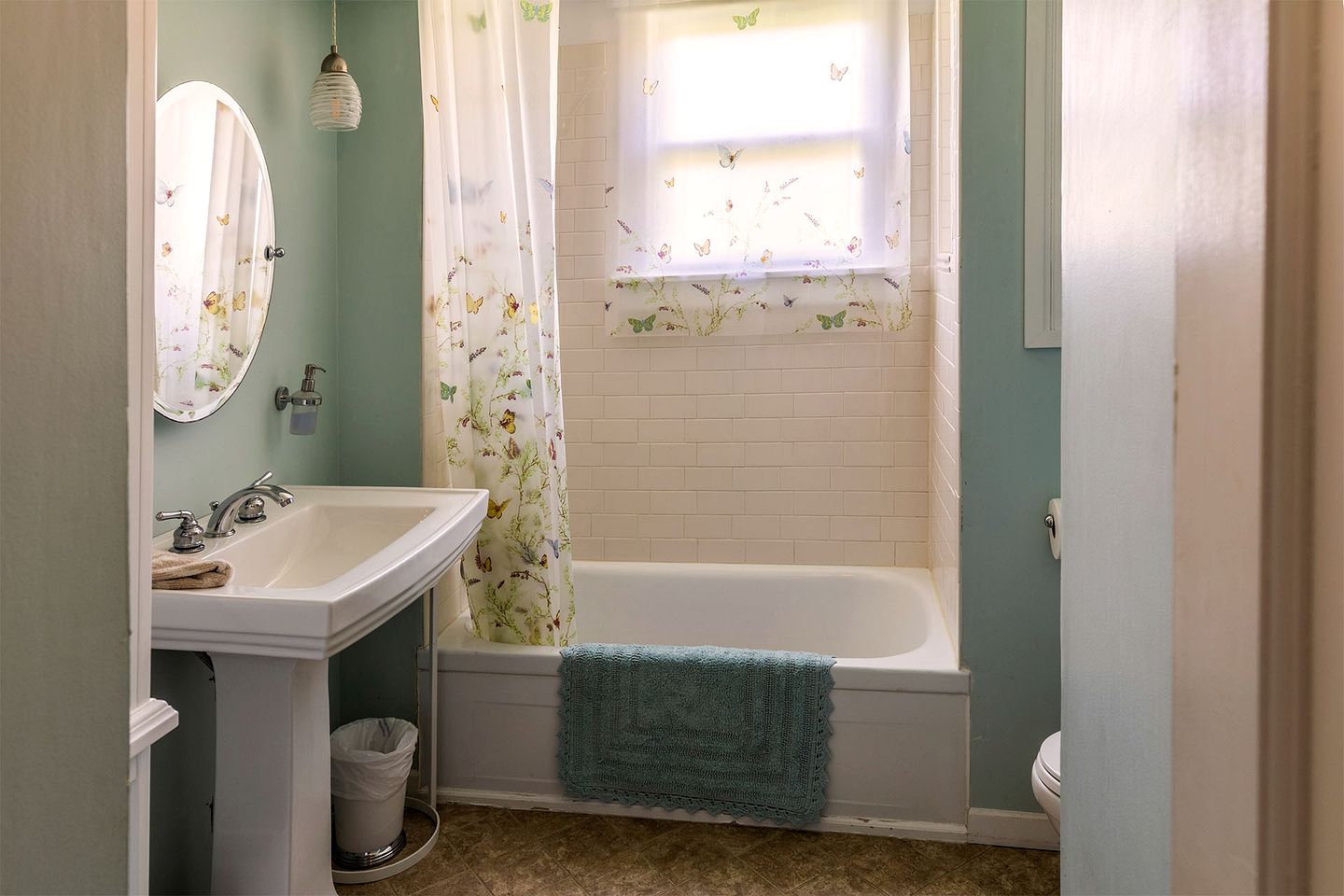Peaceful and Serene Farmstead Retreat with Horseback Riding in Stockton, Illinois, Perfect for a Family Getaway