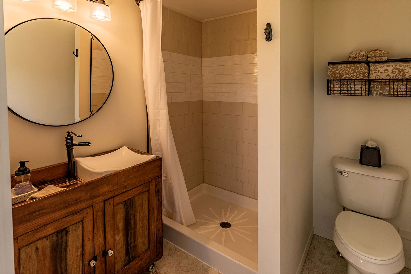 Peaceful and Serene Farmstead Retreat with Horseback Riding in Stockton, Illinois, Perfect for a Family Getaway