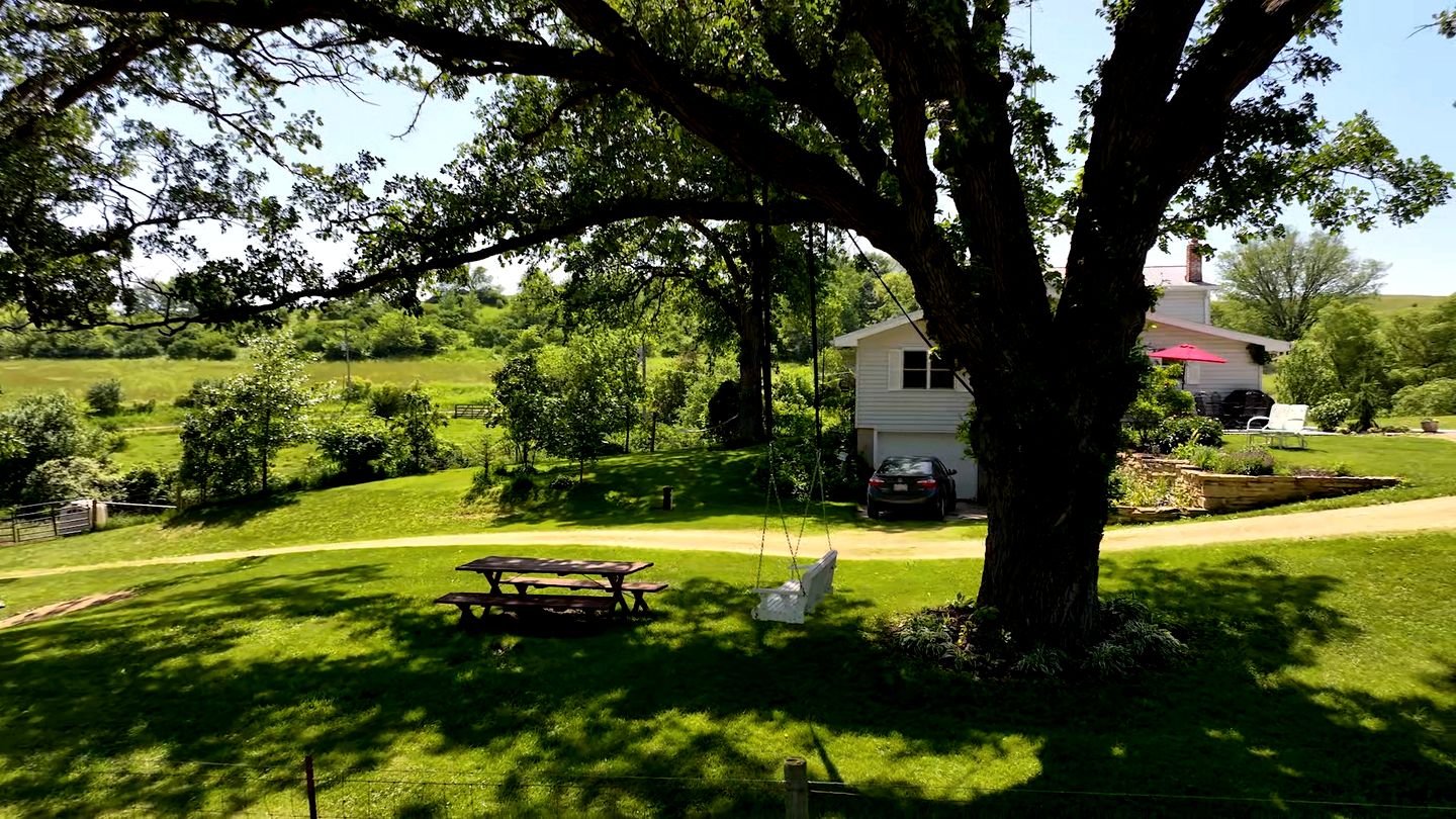 Peaceful and Serene Farmstead Retreat with Horseback Riding in Stockton, Illinois, Perfect for a Family Getaway