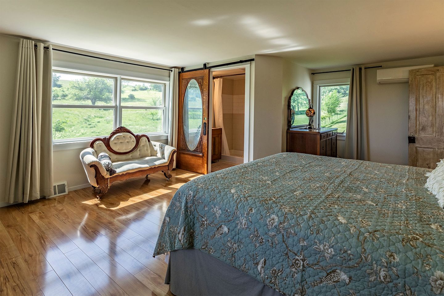 Peaceful and Serene Farmstead Retreat with Horseback Riding in Stockton, Illinois, Perfect for a Family Getaway