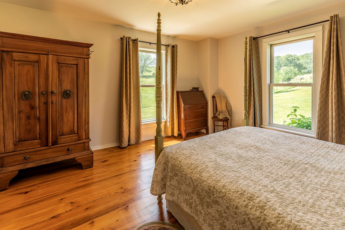 Peaceful and Serene Farmstead Retreat with Horseback Riding in Stockton, Illinois, Perfect for a Family Getaway