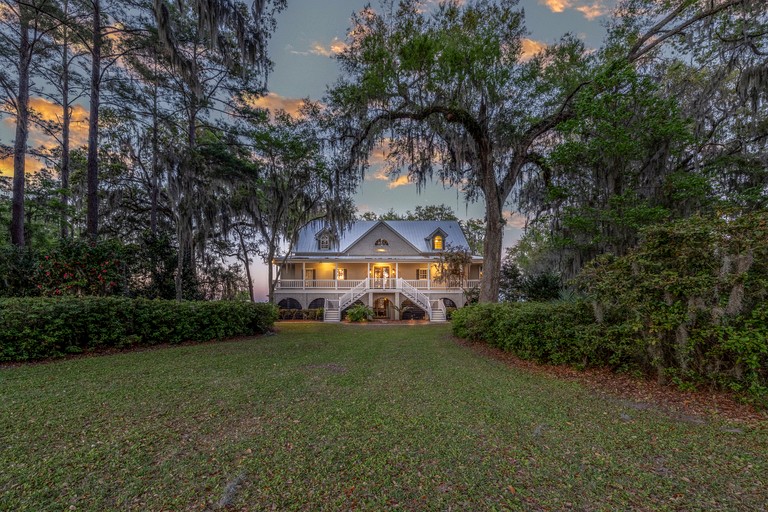 Private Luxury Lodge with Hot Tub for Family Reunions and Special Celebrations in Townsend, Georgia