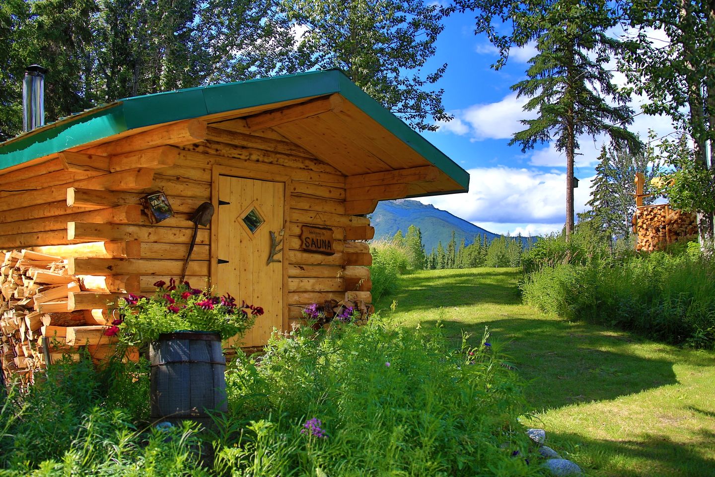 Scenic Luxury Lodge with 360° Mountain Views & Creekside Sauna Near Log Cabin Creek, Tok Alaska
