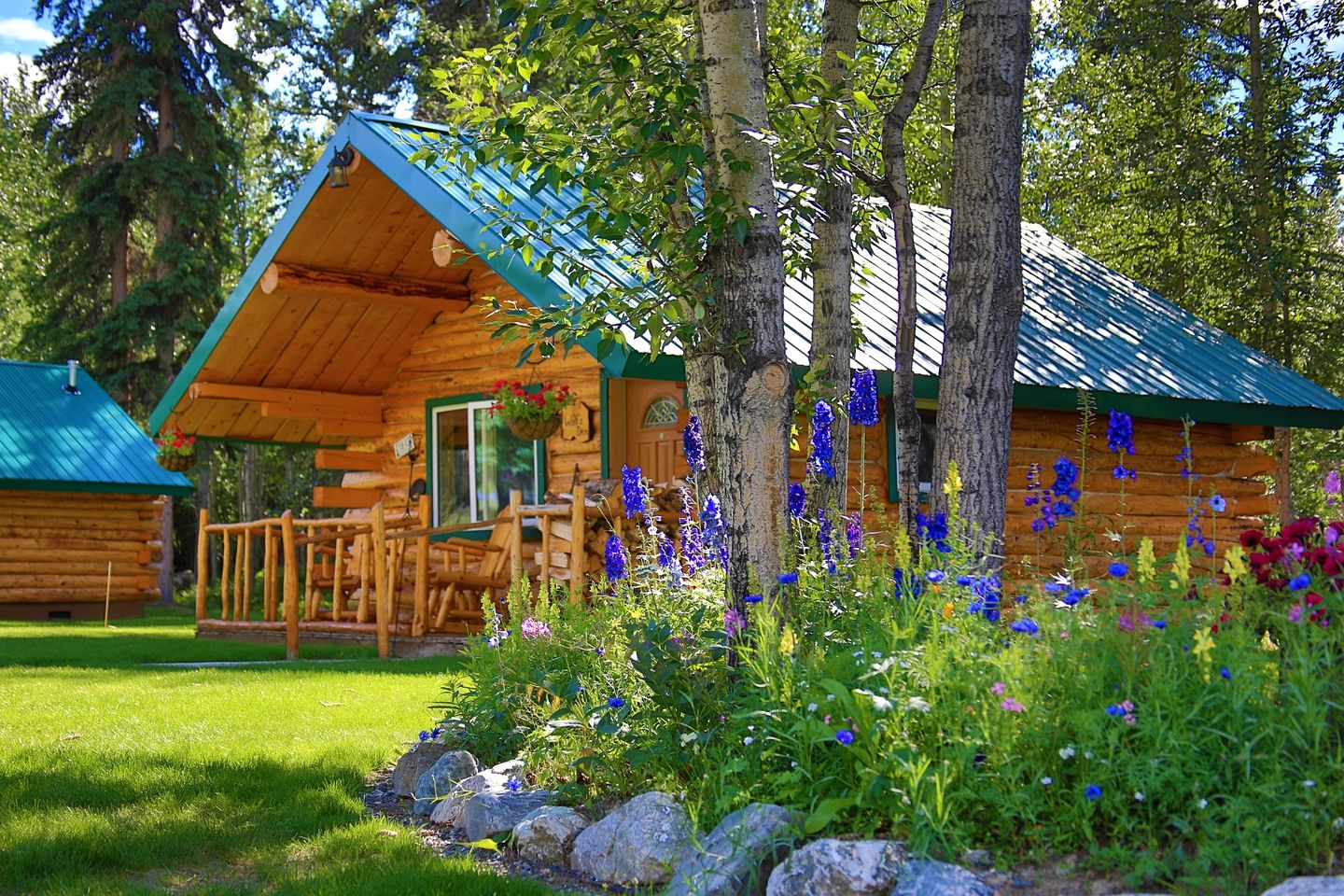 Scenic Luxury Lodge with 360° Mountain Views & Creekside Sauna Near Log Cabin Creek, Tok Alaska