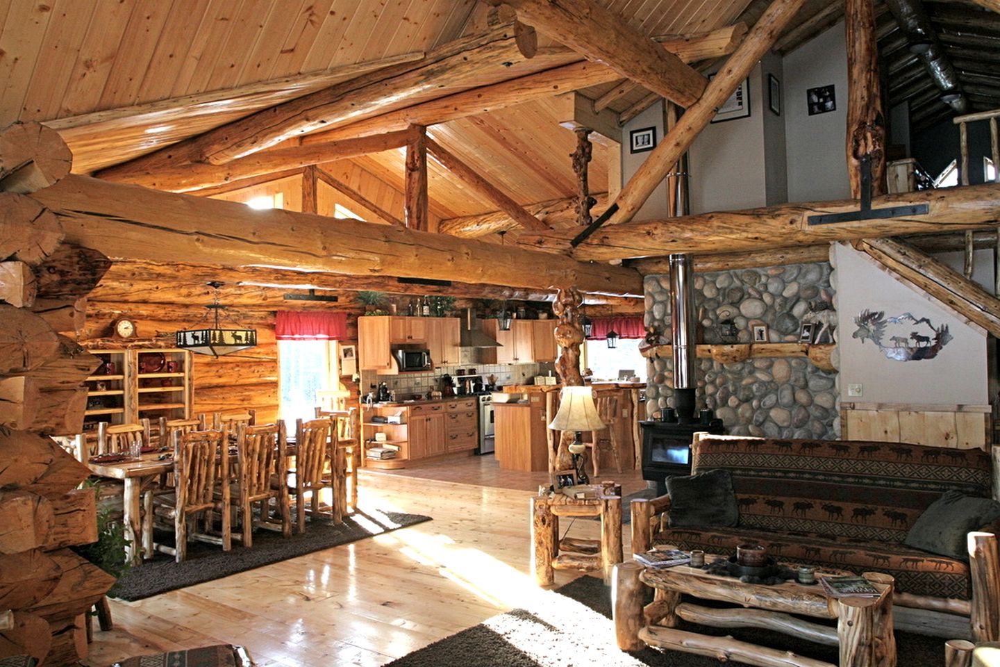 Scenic Luxury Lodge with 360° Mountain Views & Creekside Sauna Near Log Cabin Creek, Tok Alaska