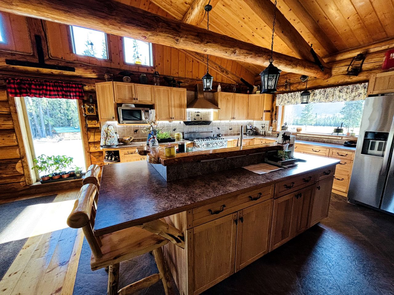 Scenic Luxury Lodge with 360° Mountain Views & Creekside Sauna Near Log Cabin Creek, Tok Alaska
