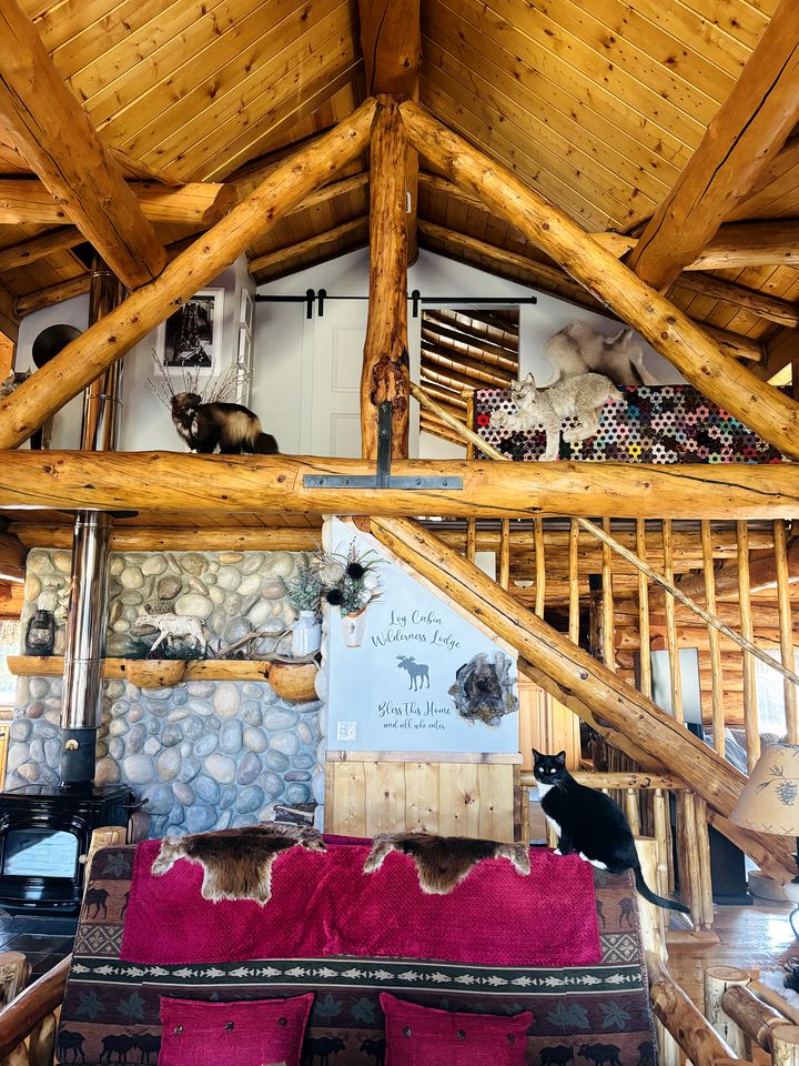 Scenic Luxury Lodge with 360° Mountain Views & Creekside Sauna Near Log Cabin Creek, Tok Alaska