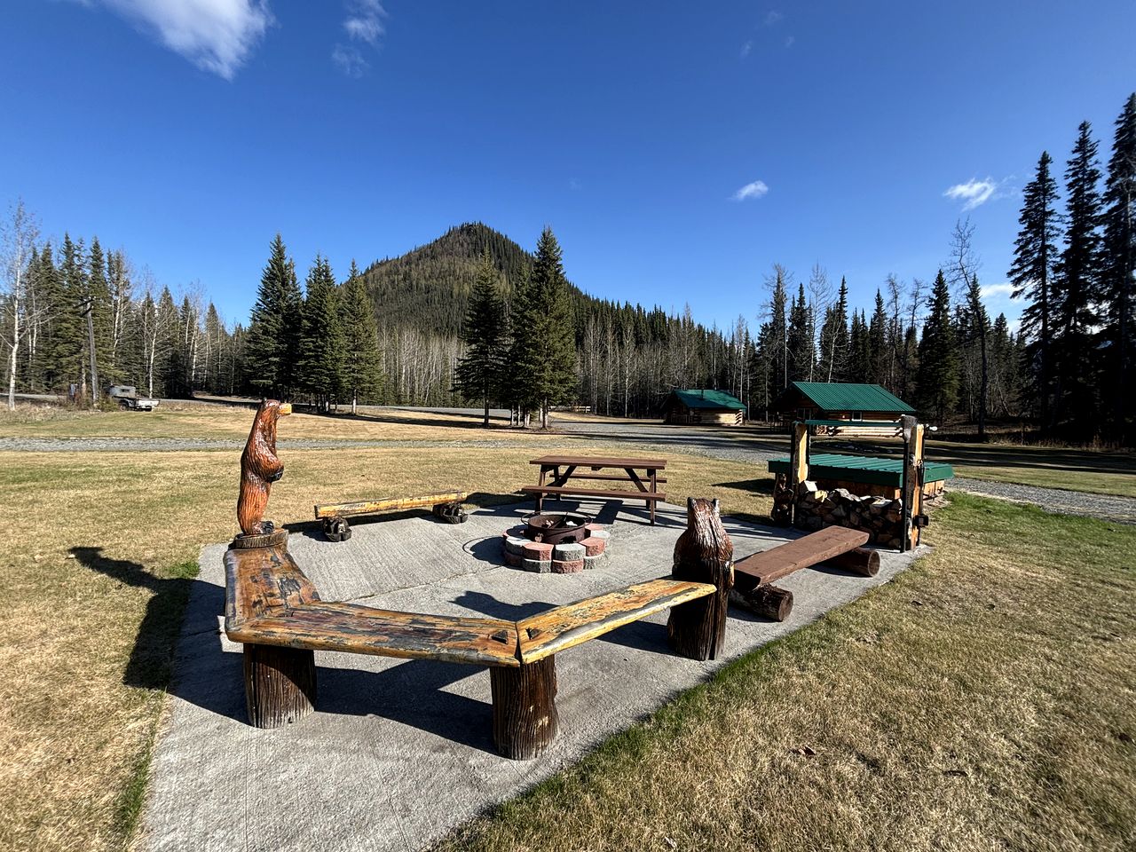 Scenic Luxury Lodge with 360° Mountain Views & Creekside Sauna Near Log Cabin Creek, Tok Alaska