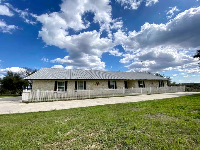 Spacious Ranch House Perfect for a Family Glamping Getaway in Mico, Texas