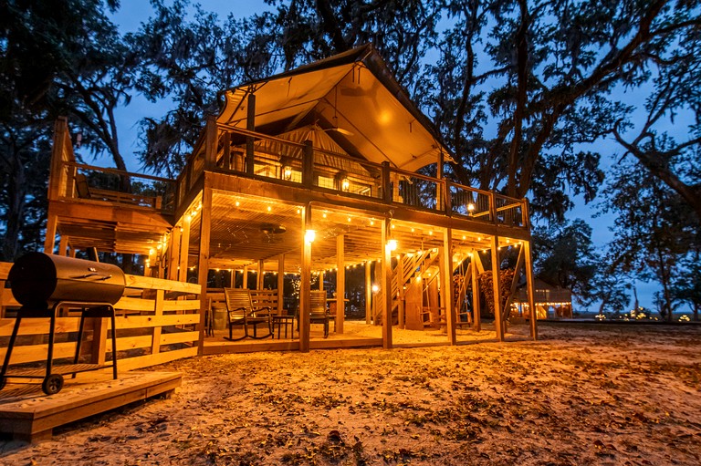 Secluded Treehouse Tent Retreat with Wildlife Viewing Porch, BBQ Setup, and Cozy Comforts in Townsend, Georgia