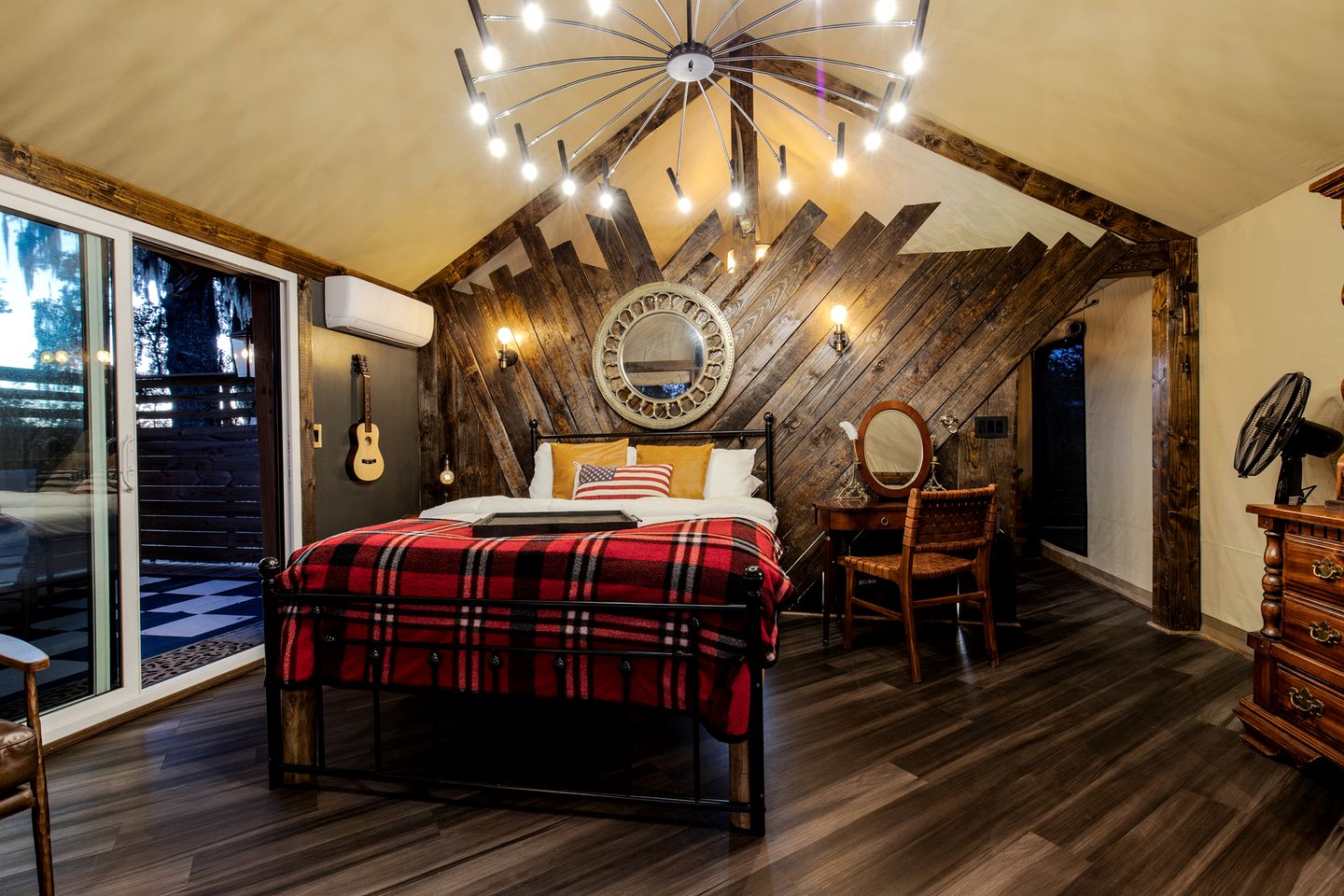 Secluded Treehouse Tent Retreat with Wildlife Viewing Porch, BBQ Setup, and Cozy Comforts in Townsend, Georgia