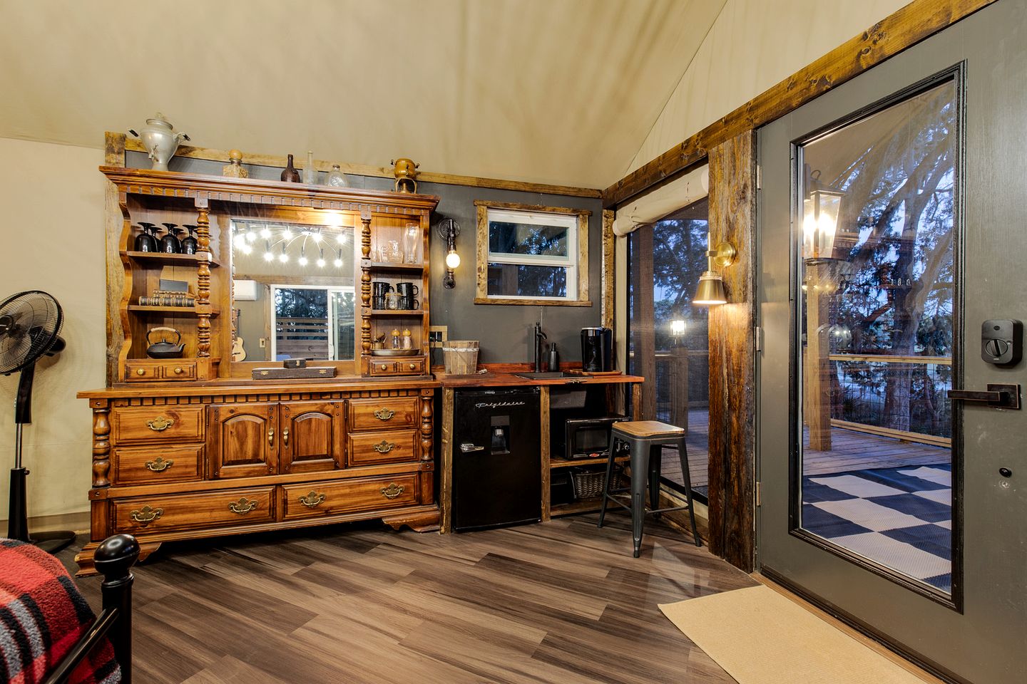 Secluded Treehouse Tent Retreat with Wildlife Viewing Porch, BBQ Setup, and Cozy Comforts in Townsend, Georgia