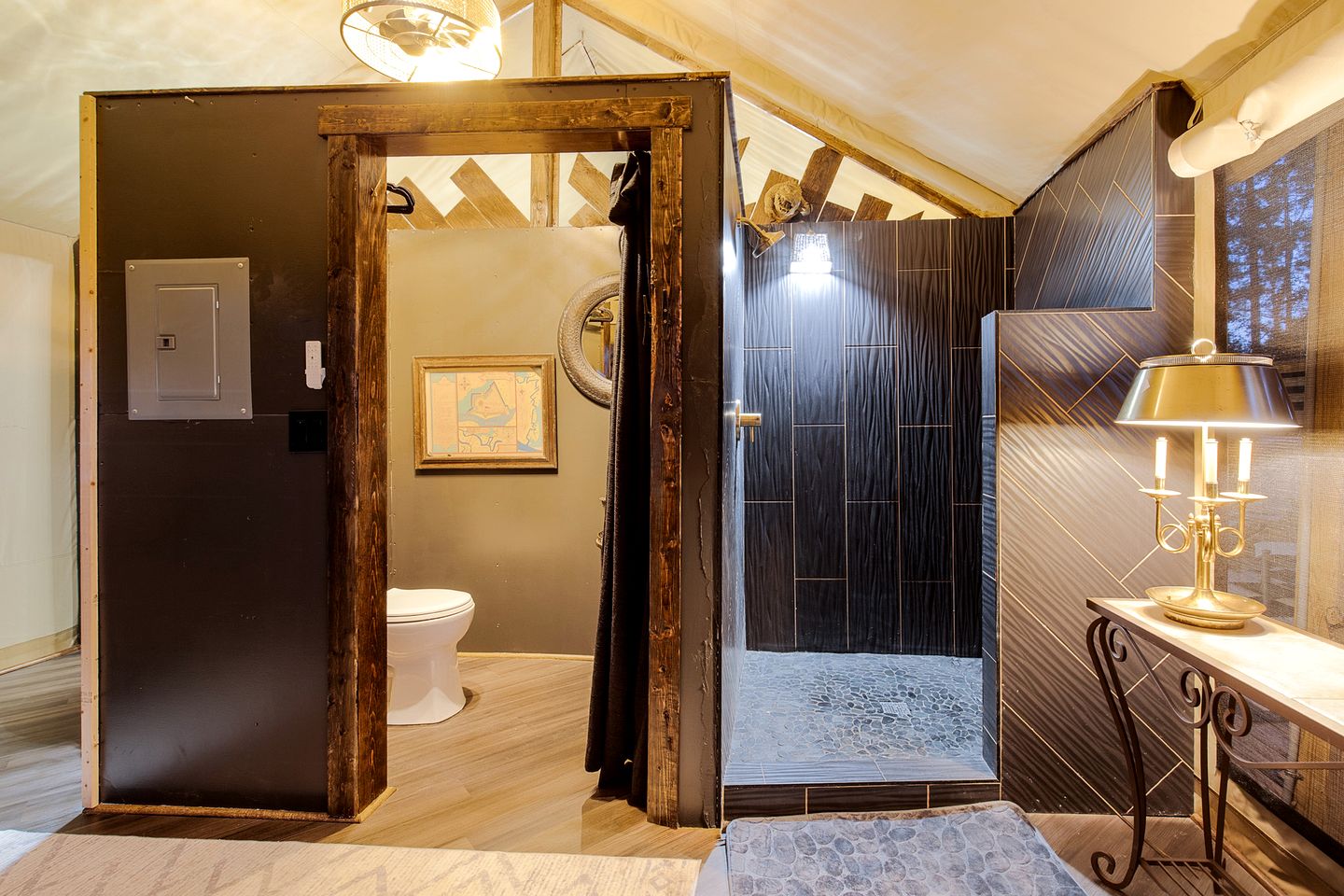 Secluded Treehouse Tent Retreat with Wildlife Viewing Porch, BBQ Setup, and Cozy Comforts in Townsend, Georgia