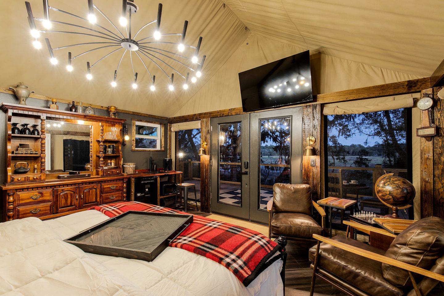 Secluded Treehouse Tent Retreat with Wildlife Viewing Porch, BBQ Setup, and Cozy Comforts in Townsend, Georgia