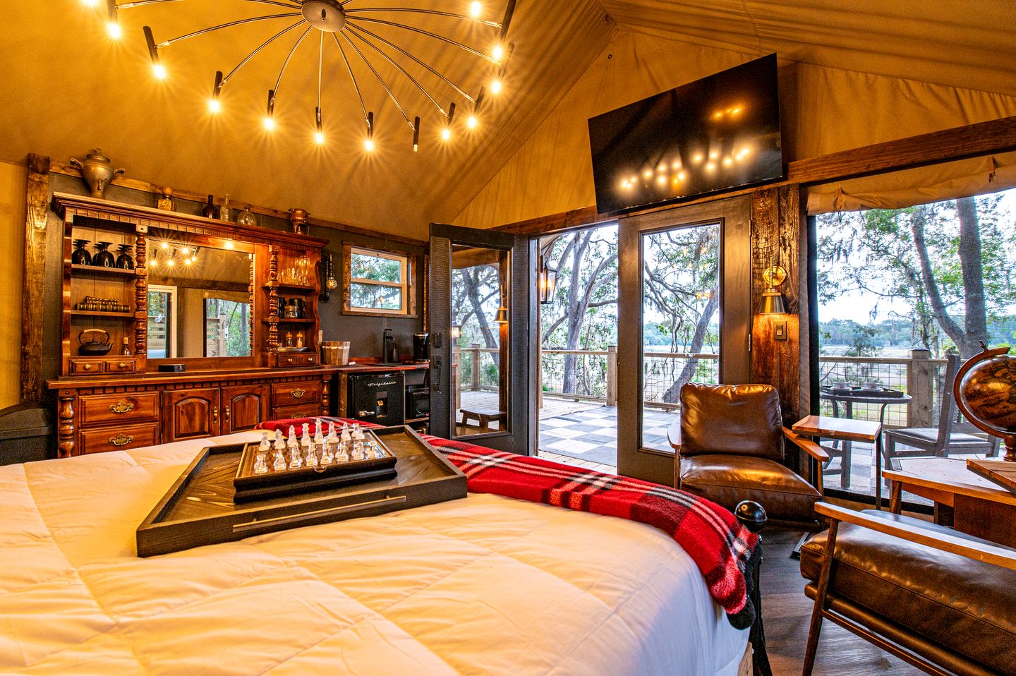 Secluded Treehouse Tent Retreat with Wildlife Viewing Porch, BBQ Setup, and Cozy Comforts in Townsend, Georgia