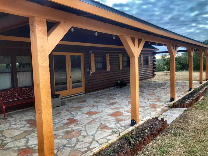 Peaceful and Pet Friendly Log Cabin near Medina Lake, Perfect for a Texas Hill Country Getaway