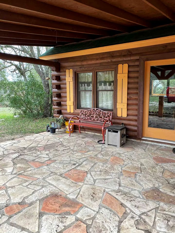 Peaceful and Pet Friendly Log Cabin near Medina Lake, Perfect for a Texas Hill Country Getaway