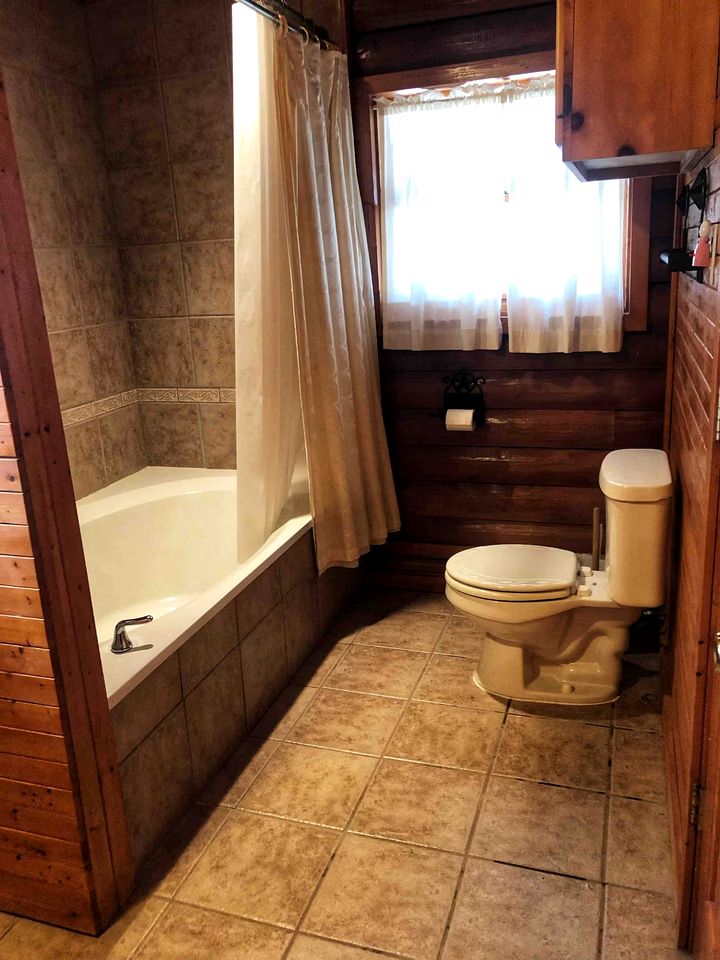 Peaceful and Pet Friendly Log Cabin near Medina Lake, Perfect for a Texas Hill Country Getaway