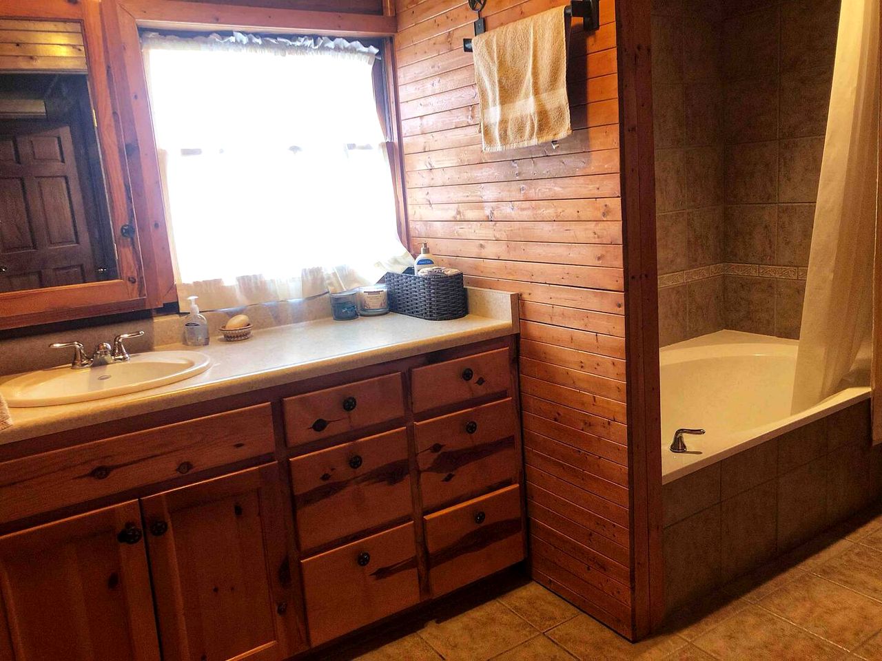 Peaceful and Pet Friendly Log Cabin near Medina Lake, Perfect for a Texas Hill Country Getaway