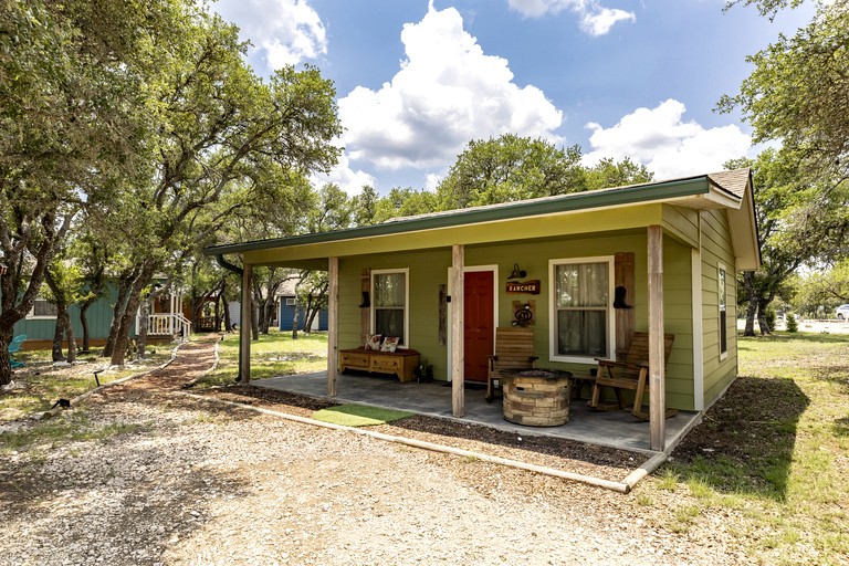 Cozy Wildlife Cabin with Private Porch and Stargazing near Mountain Home, Texas