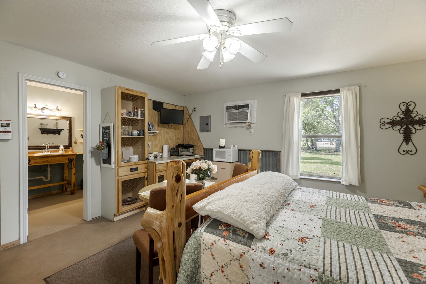 Cozy Wildlife Cabin with Private Porch and Stargazing near Mountain Home, Texas