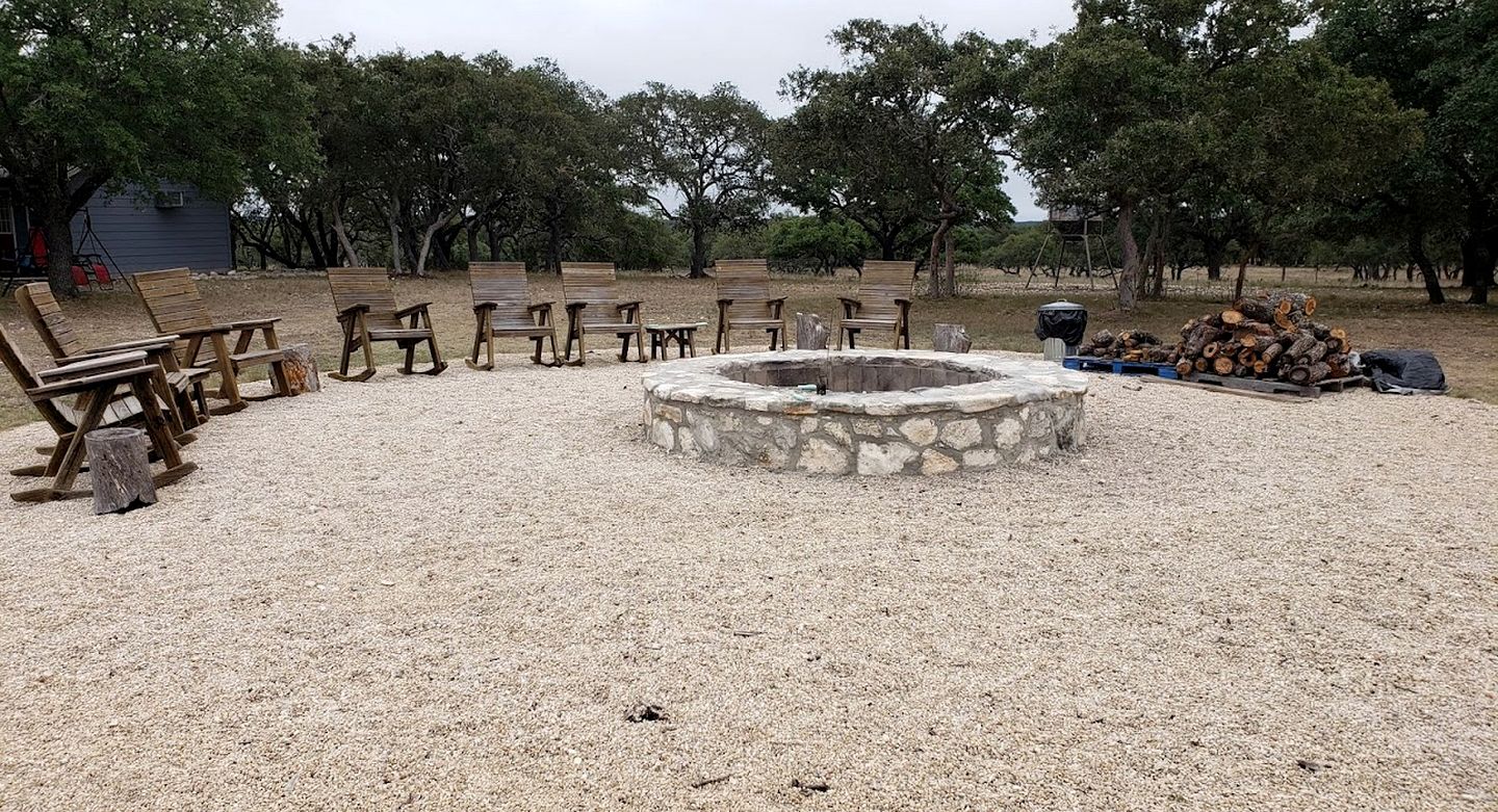 Cozy Wildlife Cabin with Private Porch and Stargazing near Mountain Home, Texas